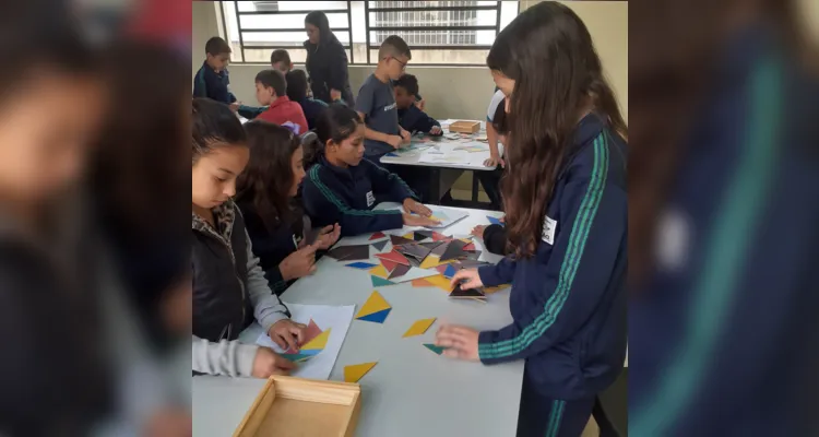 Educandos de Reserva viajam pela leitura em biblioteca