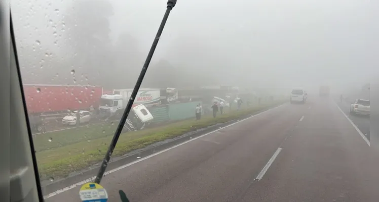 A Polícia Rodoviária Federal (PRF) está no local prestando atendimentos e orienta motoristas para que redobrem a atenção