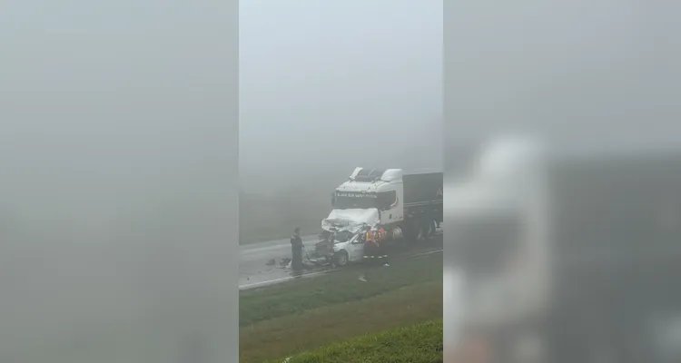 A Polícia Rodoviária Federal (PRF) está no local prestando atendimentos e orienta motoristas para que redobrem a atenção
