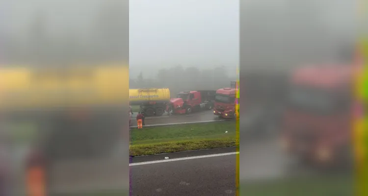 A Polícia Rodoviária Federal (PRF) está no local prestando atendimentos e orienta motoristas para que redobrem a atenção
