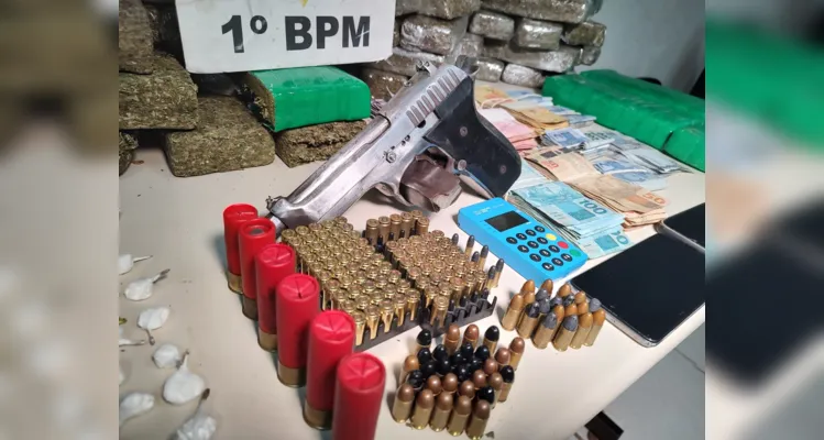 Após denúncias, PM encontrou drogas, armas e munições em duas residências do Jardim Guarujá