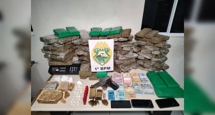 Após denúncias, PM encontrou drogas, armas e munições em duas residências do Jardim Guarujá