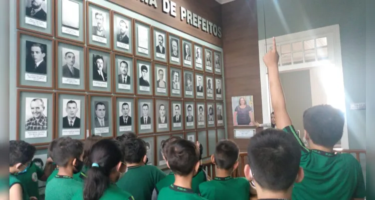 Alunos passeiam pela história de Jaguariaíva na Casa da Cultura