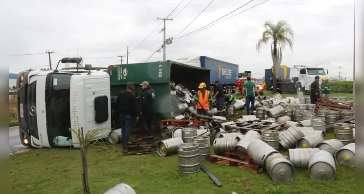 Acidente aconteceu na BR-376, em um dos acessos ao Distrito Industrial, em Ponta Grossa