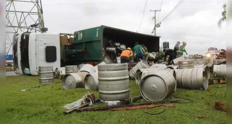 Acidente aconteceu na BR-376, em um dos acessos ao Distrito Industrial, em Ponta Grossa