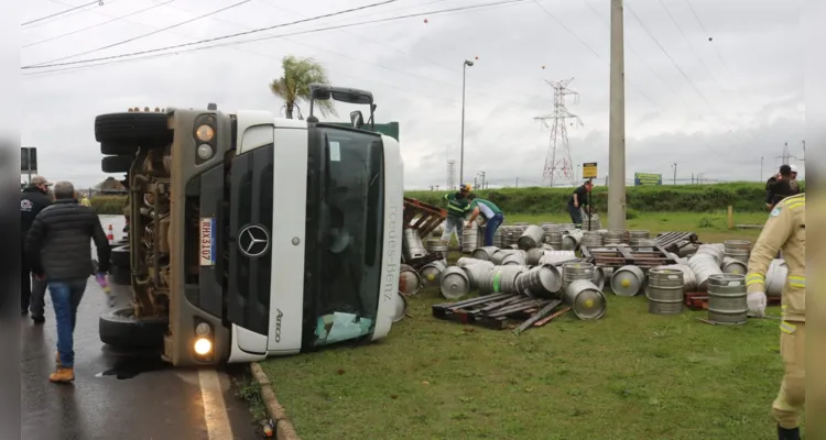 Acidente aconteceu na BR-376, em um dos acessos ao Distrito Industrial, em Ponta Grossa