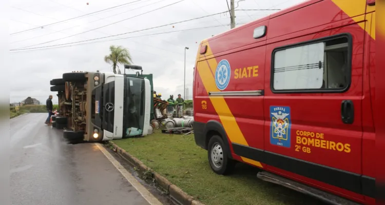 Acidente aconteceu na BR-376, em um dos acessos ao Distrito Industrial, em Ponta Grossa