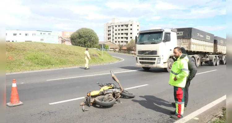 Rapaz de 20 anos vinha da avenida Souza Naves e acabou perdendo controle da moto ao acessar o viaduto