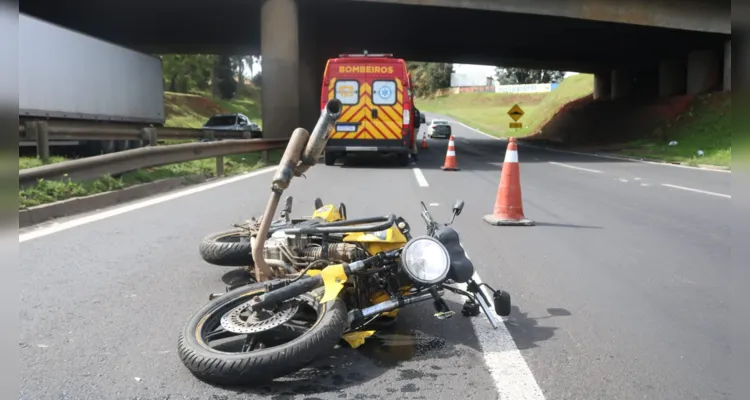 Rapaz de 20 anos vinha da avenida Souza Naves e acabou perdendo controle da moto ao acessar o viaduto