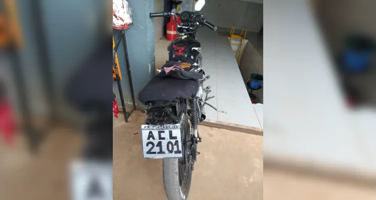 Motocicleta estava com uma placa visivelmente irregular, escrita à mão