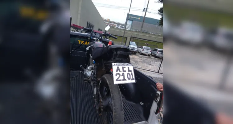 Motocicleta estava com uma placa visivelmente irregular, escrita à mão