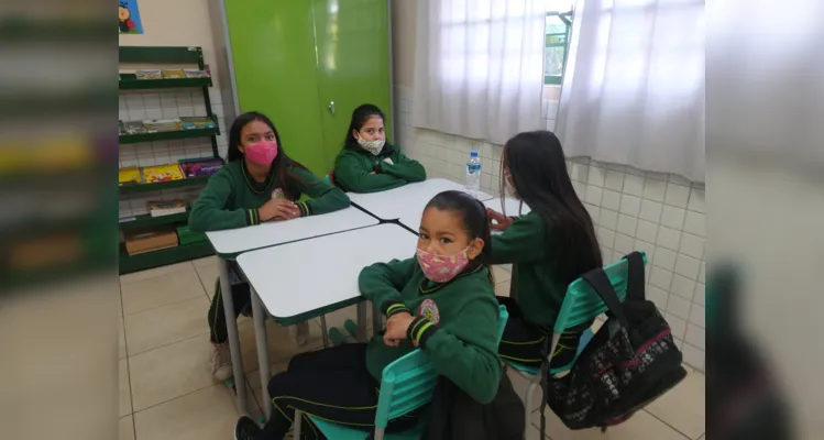 Declamação de poemas premia alunas em Jaguariaíva