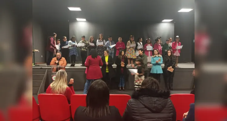 Declamação de poemas premia alunas em Jaguariaíva