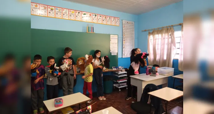 Aspectos teatrais encantam e ensinam alunos em Carambeí