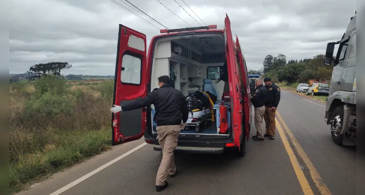 Homem foi atendido por equipes do Corpo de Bombeiros que passavam pelo local