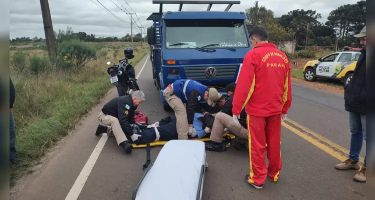 Homem foi atendido por equipes do Corpo de Bombeiros que passavam pelo local