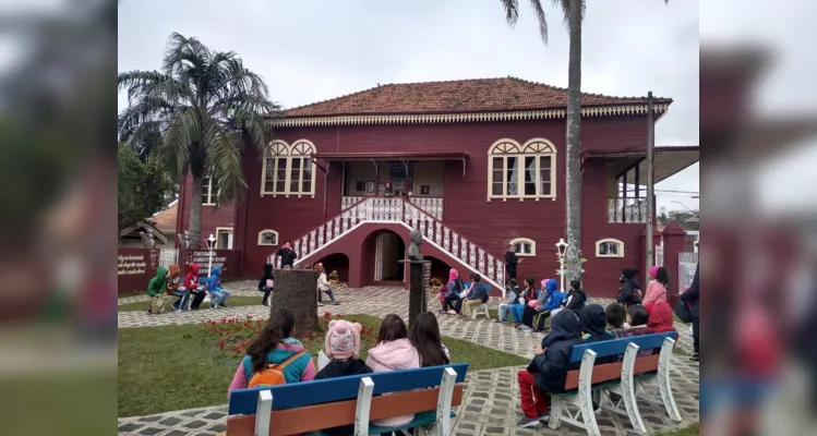 Visita à exposição traz reflexão a alunos de escola em Irati