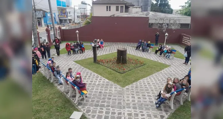 Visita à exposição traz reflexão a alunos de escola em Irati