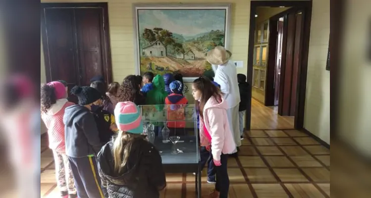 Visita à exposição traz reflexão a alunos de escola em Irati