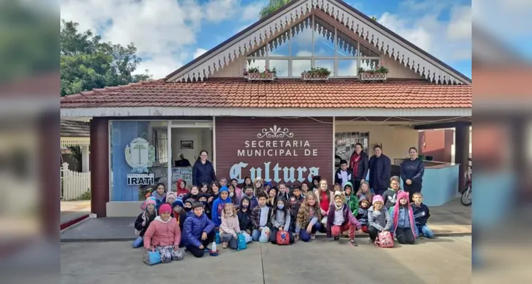 Visita à exposição traz reflexão a alunos de escola em Irati