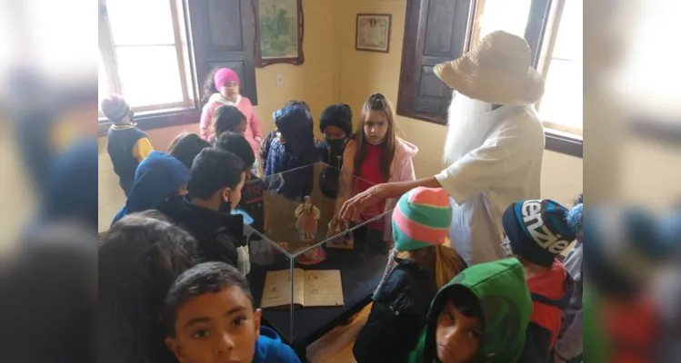 Visita à exposição traz reflexão a alunos de escola em Irati