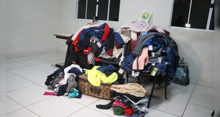 Peças de roupas foram encontradas em três residências na cidade