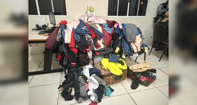 Peças de roupas foram encontradas em três residências na cidade