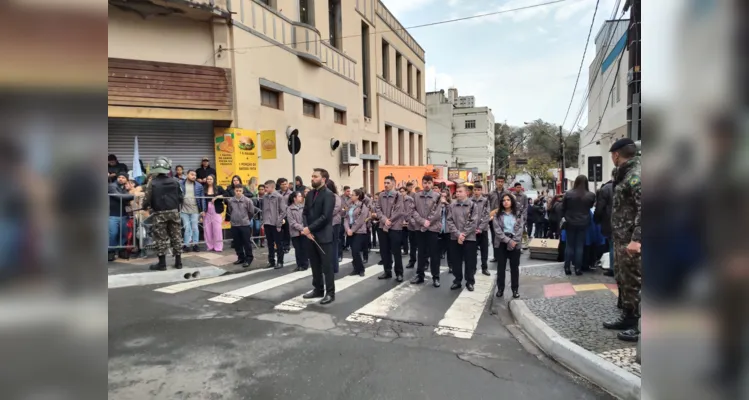 De acordo com a estimativa feita pela prefeitura dias antes, mais de 2,5 mil pessoas eram aguardadas no desfile