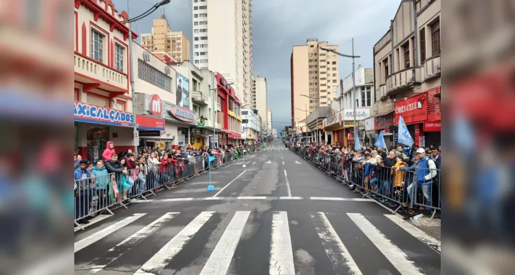 De acordo com a estimativa feita pela prefeitura dias antes, mais de 2,5 mil pessoas eram aguardadas no desfile