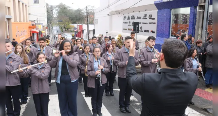 De acordo com a estimativa feita pela prefeitura dias antes, mais de 2,5 mil pessoas eram aguardadas no desfile