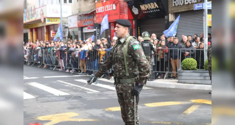 De acordo com a estimativa feita pela prefeitura dias antes, mais de 2,5 mil pessoas eram aguardadas no desfile