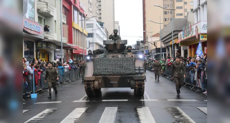 De acordo com a estimativa feita pela prefeitura dias antes, mais de 2,5 mil pessoas eram aguardadas no desfile