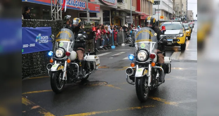 De acordo com a estimativa feita pela prefeitura dias antes, mais de 2,5 mil pessoas eram aguardadas no desfile