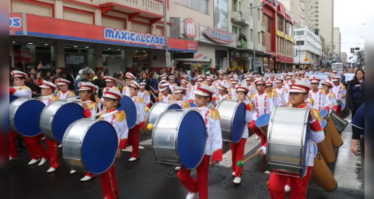 De acordo com a estimativa feita pela prefeitura dias antes, mais de 2,5 mil pessoas eram aguardadas no desfile