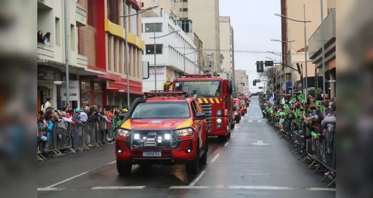 De acordo com a estimativa feita pela prefeitura dias antes, mais de 2,5 mil pessoas eram aguardadas no desfile