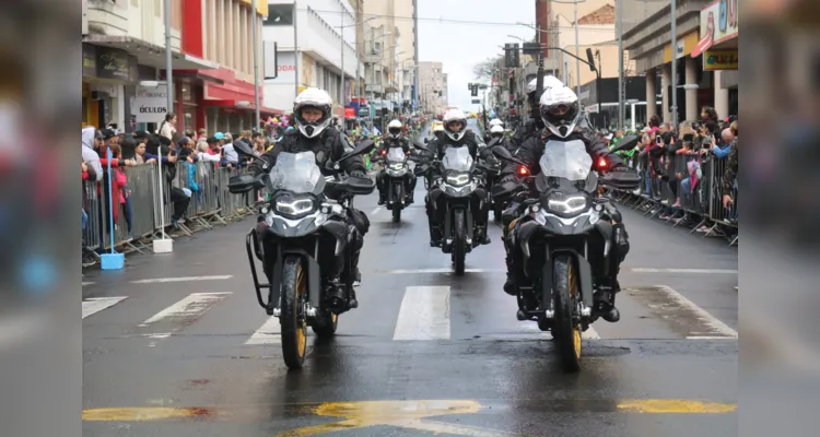 De acordo com a estimativa feita pela prefeitura dias antes, mais de 2,5 mil pessoas eram aguardadas no desfile