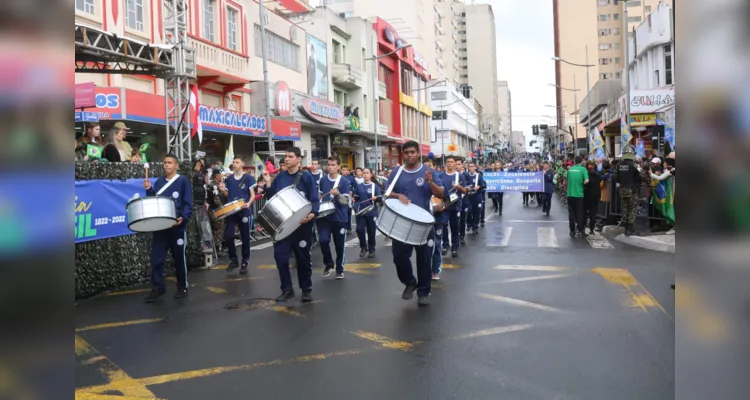 De acordo com a estimativa feita pela prefeitura dias antes, mais de 2,5 mil pessoas eram aguardadas no desfile