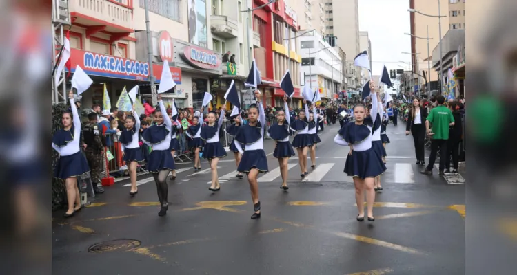 De acordo com a estimativa feita pela prefeitura dias antes, mais de 2,5 mil pessoas eram aguardadas no desfile