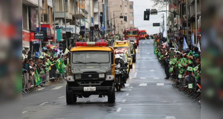 De acordo com a estimativa feita pela prefeitura dias antes, mais de 2,5 mil pessoas eram aguardadas no desfile