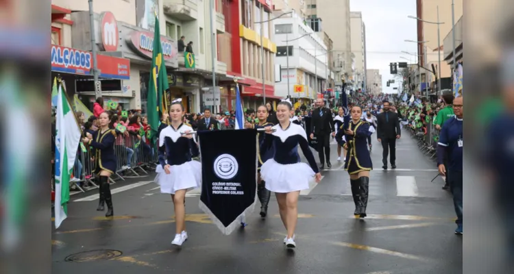 De acordo com a estimativa feita pela prefeitura dias antes, mais de 2,5 mil pessoas eram aguardadas no desfile