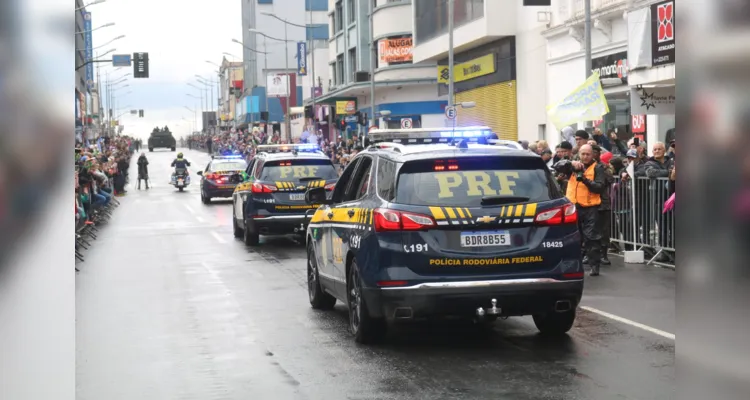 De acordo com a estimativa feita pela prefeitura dias antes, mais de 2,5 mil pessoas eram aguardadas no desfile