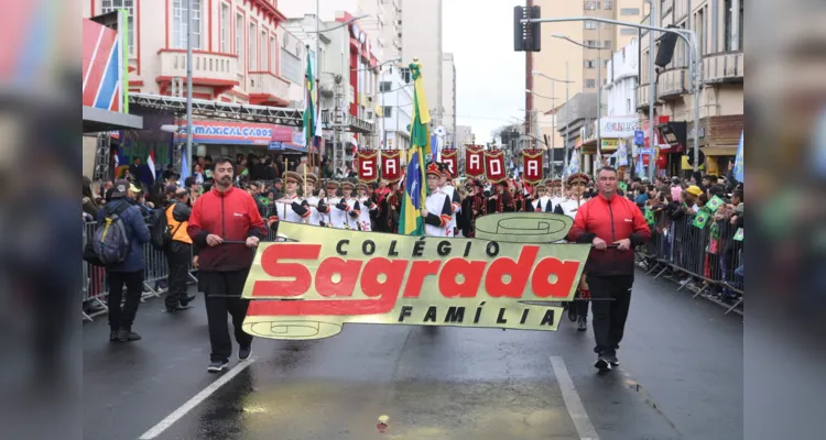 De acordo com a estimativa feita pela prefeitura dias antes, mais de 2,5 mil pessoas eram aguardadas no desfile