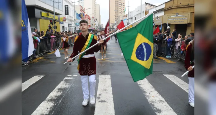 De acordo com a estimativa feita pela prefeitura dias antes, mais de 2,5 mil pessoas eram aguardadas no desfile