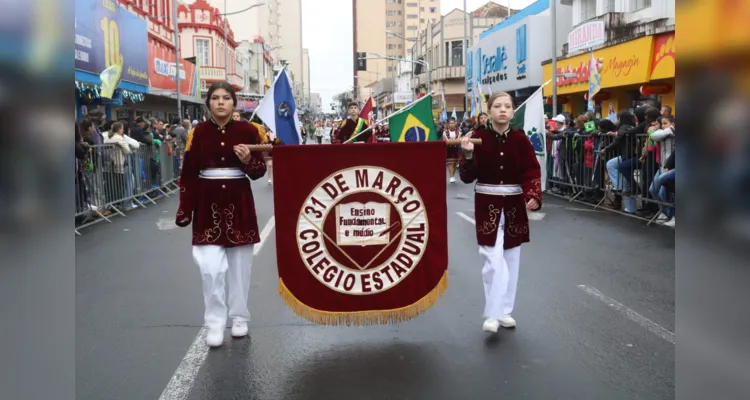 De acordo com a estimativa feita pela prefeitura dias antes, mais de 2,5 mil pessoas eram aguardadas no desfile