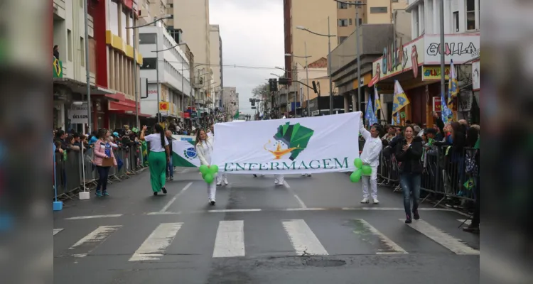 De acordo com a estimativa feita pela prefeitura dias antes, mais de 2,5 mil pessoas eram aguardadas no desfile