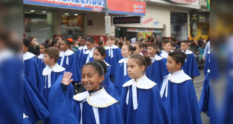 De acordo com a estimativa feita pela prefeitura dias antes, mais de 2,5 mil pessoas eram aguardadas no desfile