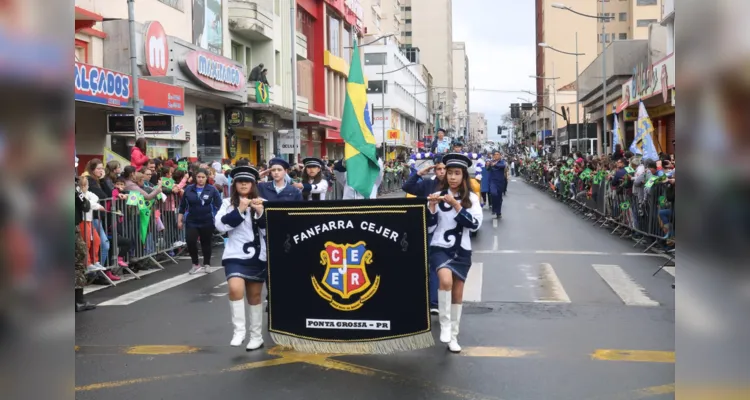 De acordo com a estimativa feita pela prefeitura dias antes, mais de 2,5 mil pessoas eram aguardadas no desfile