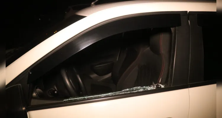 Renault Kwid da vítima foi alvo de disparos por criminosos que estavam em um Chevette