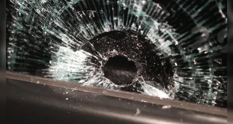 Renault Kwid da vítima foi alvo de disparos por criminosos que estavam em um Chevette