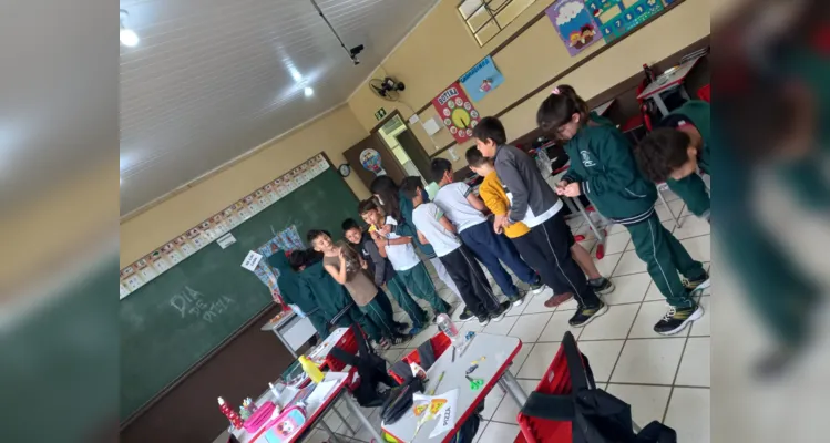 'Feira da pizza' auxilia no estudo do sistema monetário em Ivaí